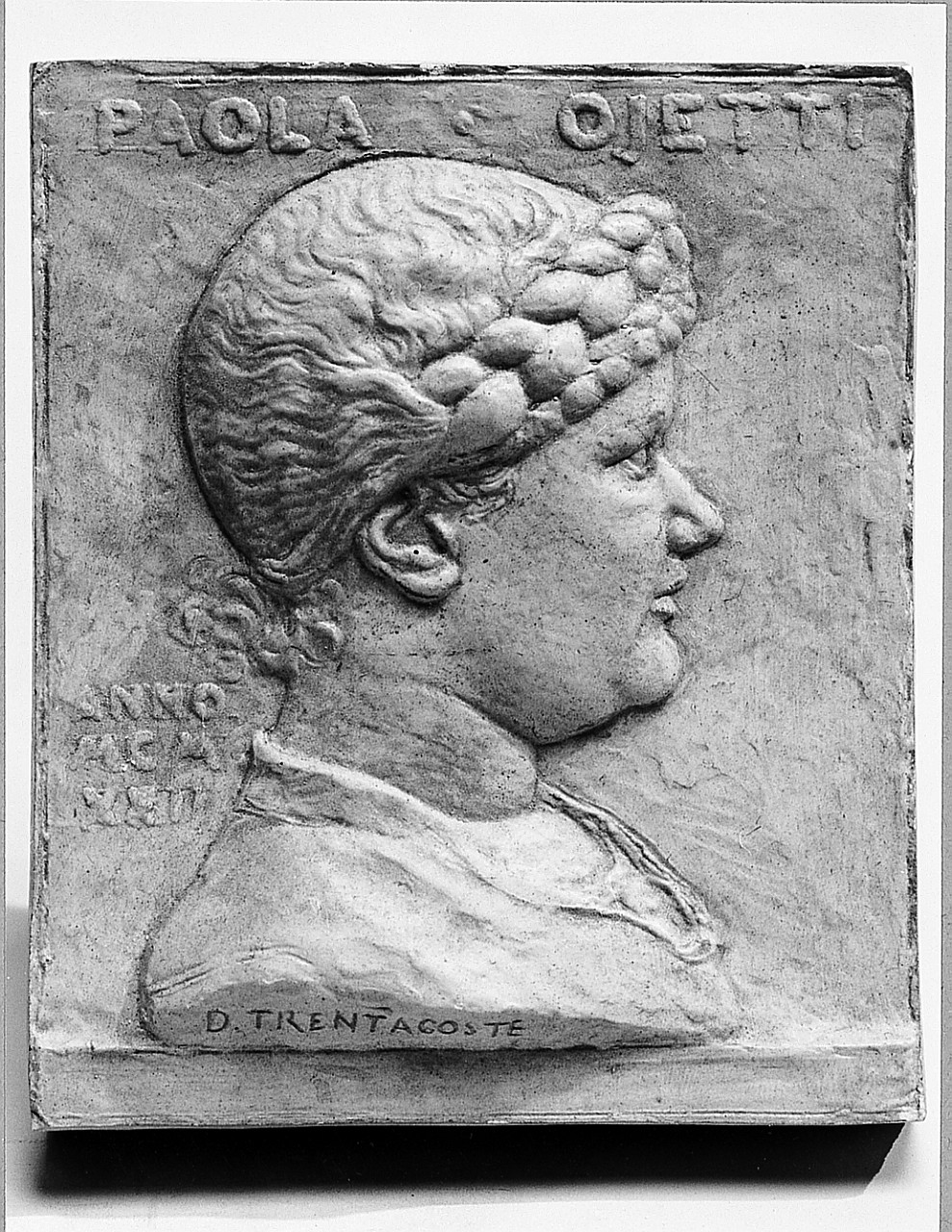 ritratto di Paola Ojetti (rilievo) di Trentacoste Domenico (sec. XX)