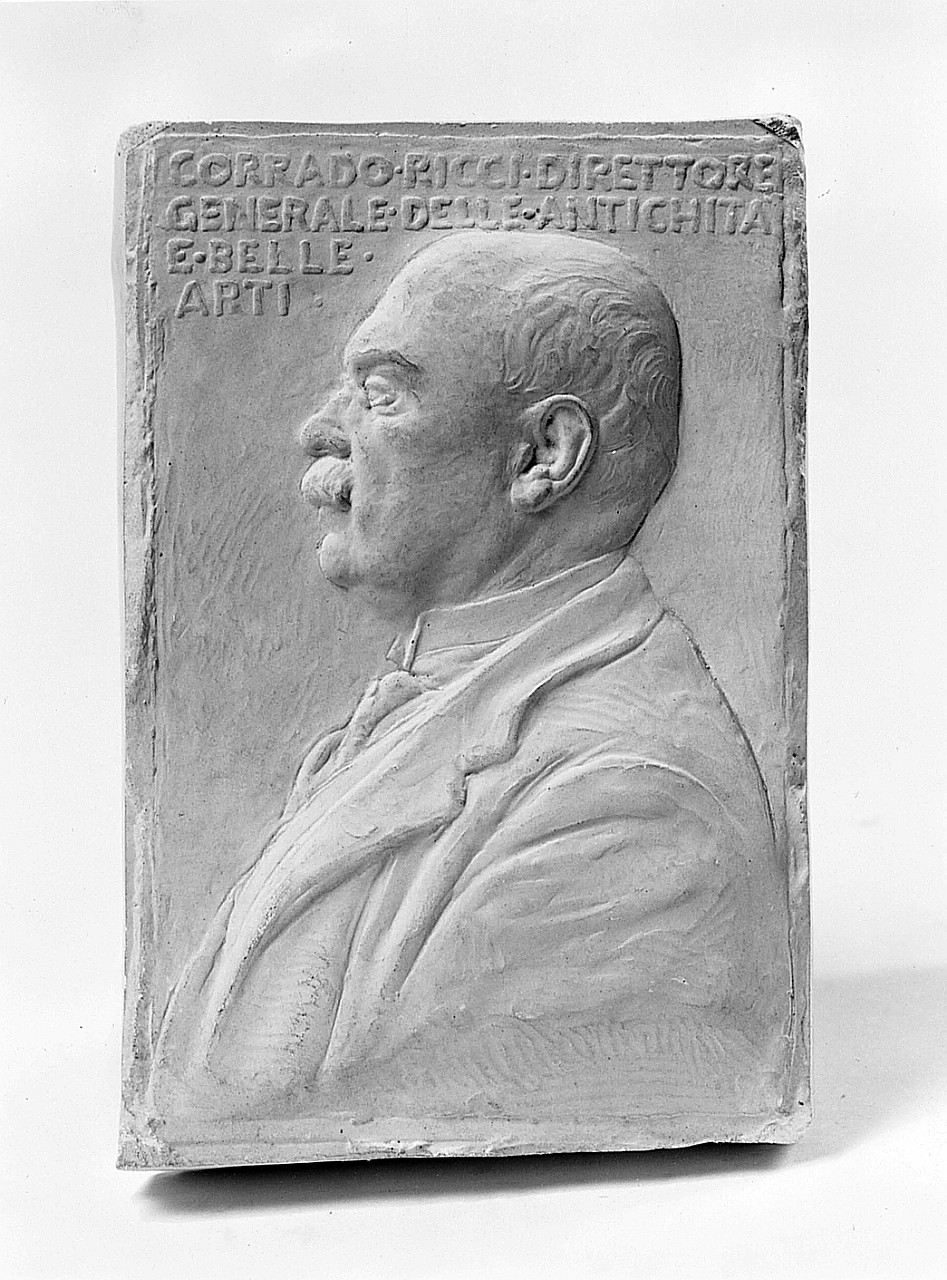 ritratto di Corrado Ricci (rilievo) di Trentacoste Domenico (sec. XX)