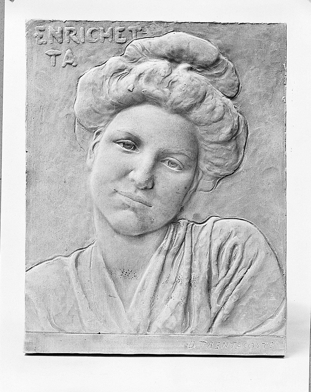 Enrichetta, busto femminile (rilievo) di Trentacoste Domenico (sec. XX)
