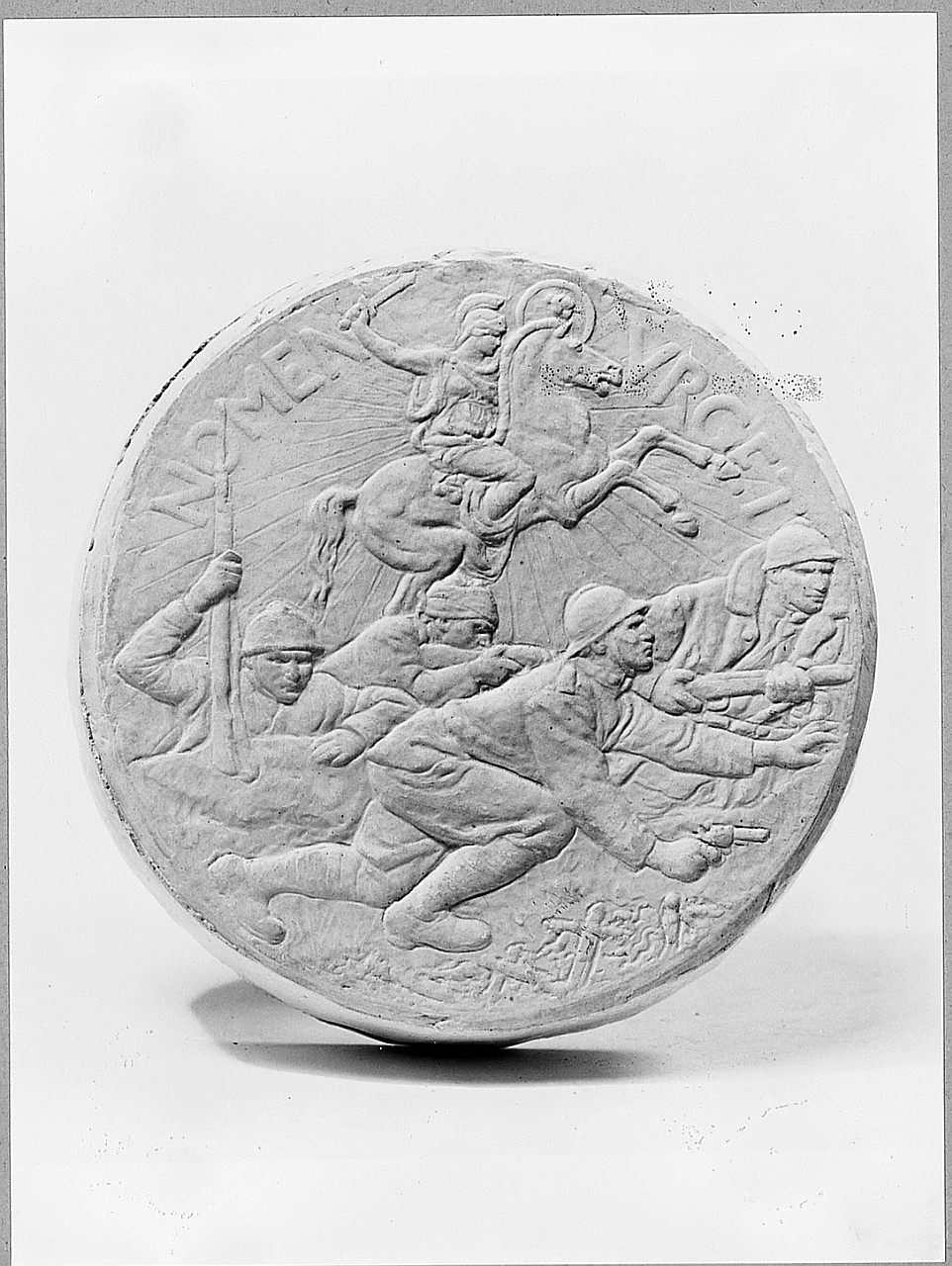 Diritto della medaglia per il Reggimento Cavalleggeri di Roma, scena di battaglia (rilievo) di Trentacoste Domenico (sec. XX)