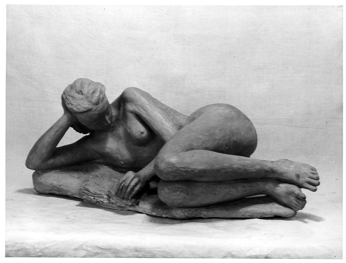 Donna che legge, figura femminile nuda (statua) di Mannucci Giannetto (sec. XX)