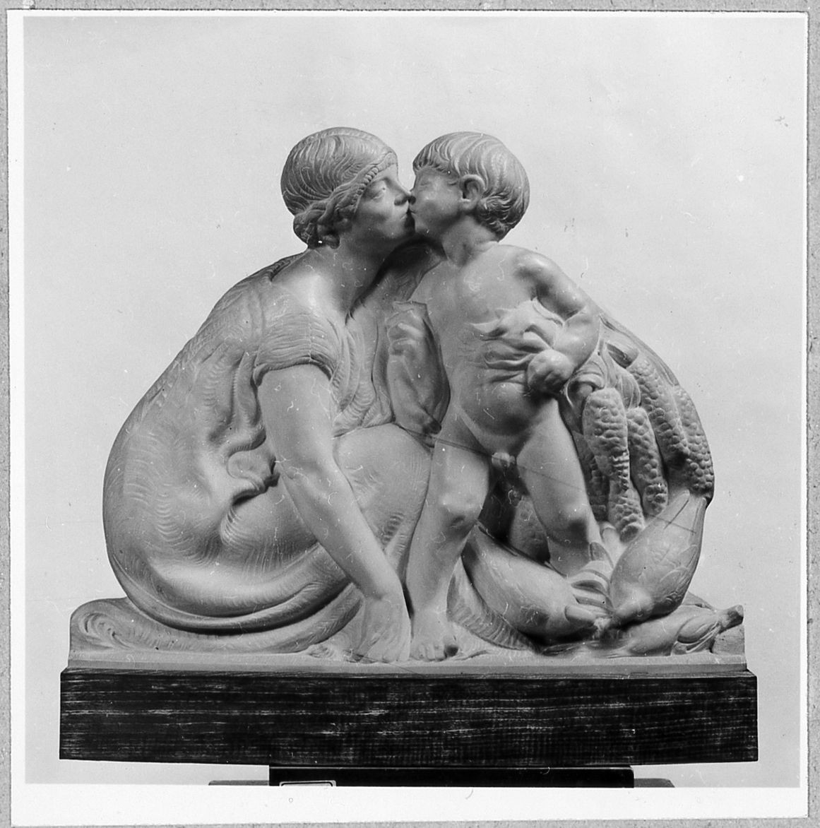 Il bacio, figura femminile con bambino (rilievo) di Maraini Antonio (sec. XX)
