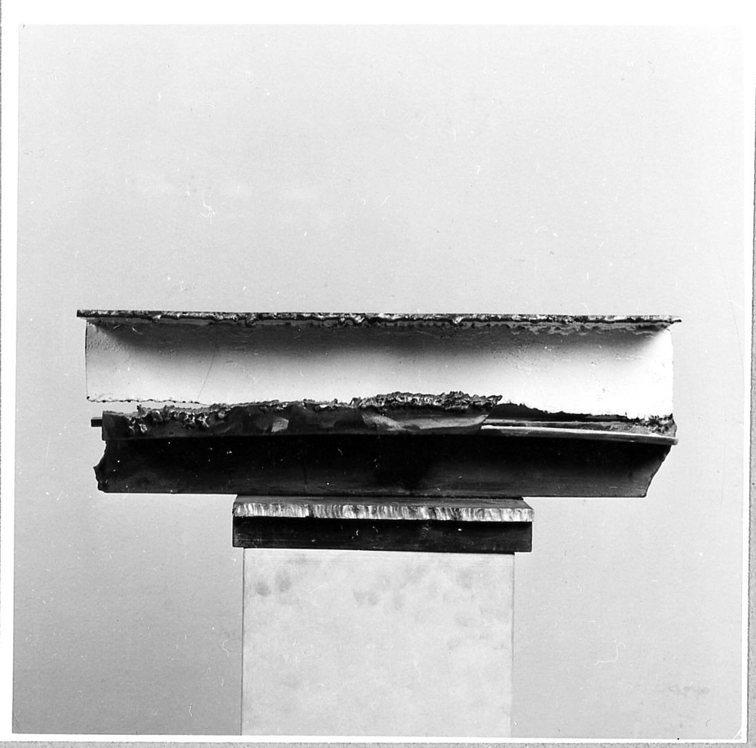 Avanti, soggetto astratto (scultura) di Pepper Beverly (sec. XX)