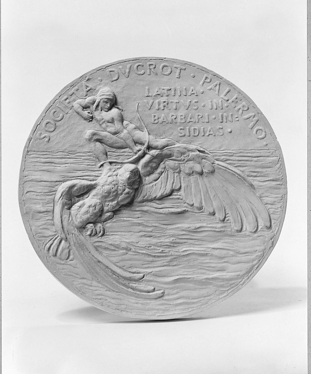 Latina virtus in barbari insidias. Medaglione per la Società Ducrot, figura allegorica femminile (calco di medaglione) di Trentacoste Domenico (sec. XX)