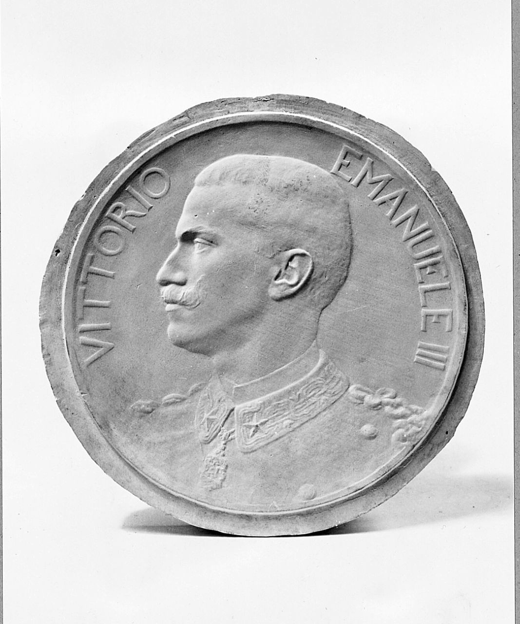 Medaglione con Vittorio Emanuele III, ritratto di Vittorio Emanuele III (calco di medaglione) di Trentacoste Domenico (sec. XX)