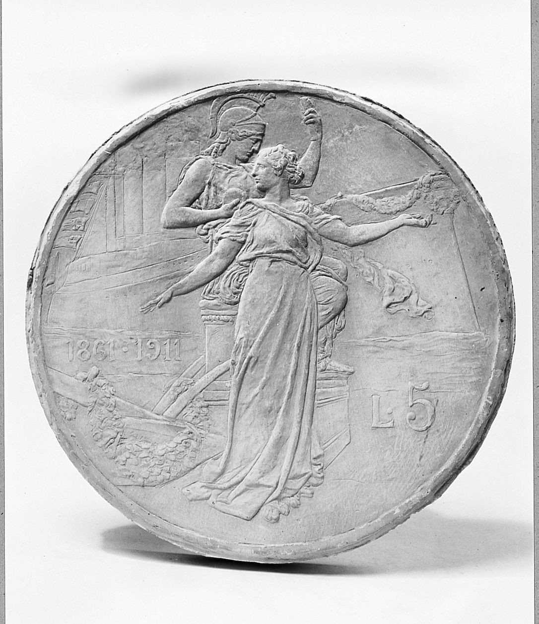 Moneta da 5 lire, figura maschile e femminile (calco di medaglione) di Trentacoste Domenico (sec. XX)