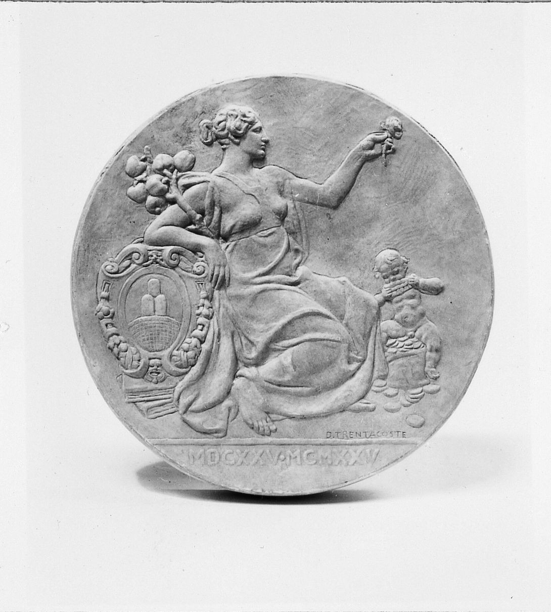 Medaglione per il terzo centenario della fondazione del Monte dei Paschi di Siena, figura allegorica femminile (calco di medaglione) di Trentacoste Domenico (sec. XX)