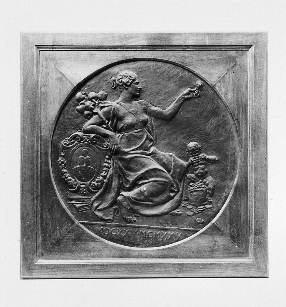 Medaglione per il terzo centenario della fondazione del Monte dei Paschi di Siena, figura allegorica femminile (medaglione) di Trentacoste Domenico (sec. XX)