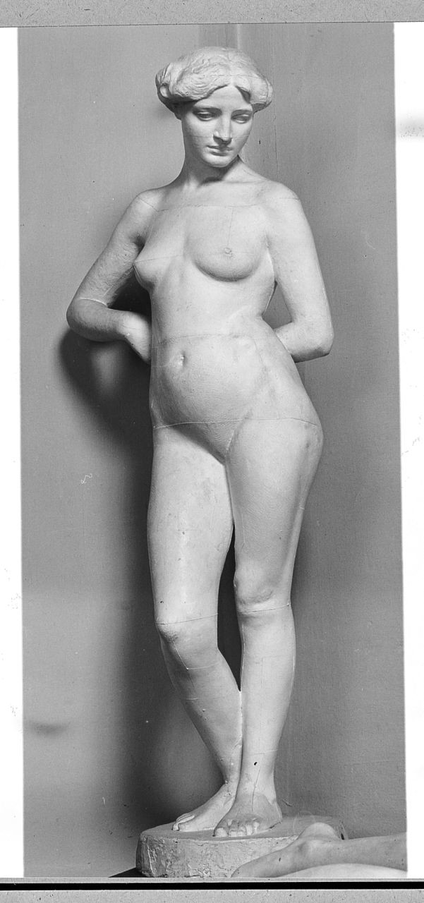 Allegoria per il Parlamento, figura femminile nuda (calco di statua) di Trentacoste Domenico (sec. XX)