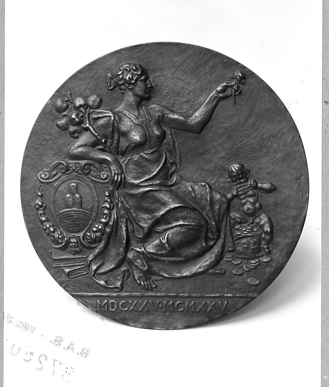Medaglione per il terzo centenario della fondazione del Monte dei Paschi di Siena, figura allegorica femminile (medaglione) di Trentacoste Domenico (sec. XX)