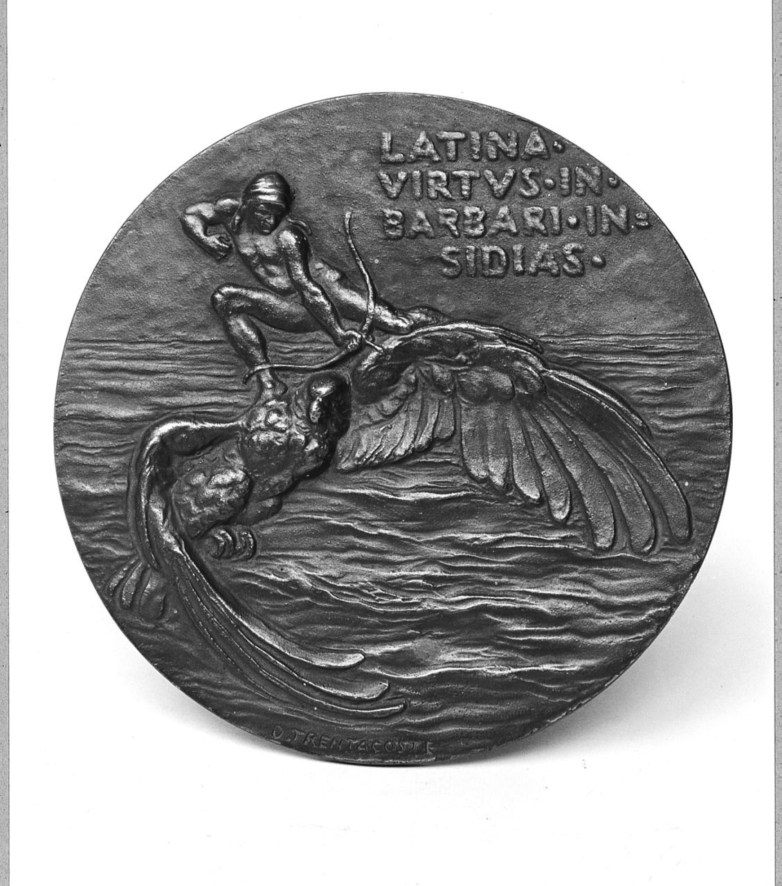 Latina virtus in barbari insidias. Medaglione per la Società Ducrot, figura maschile con animale (medaglione) di Trentacoste Domenico (sec. XX)