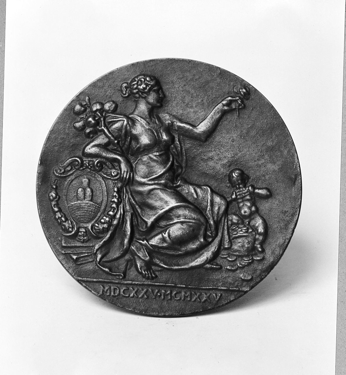 Medaglia per il terzo centenario della fondazione del Monte dei Paschi di Siena, figura allegorica femminile (medaglione) di Trentacoste Domenico (sec. XX)