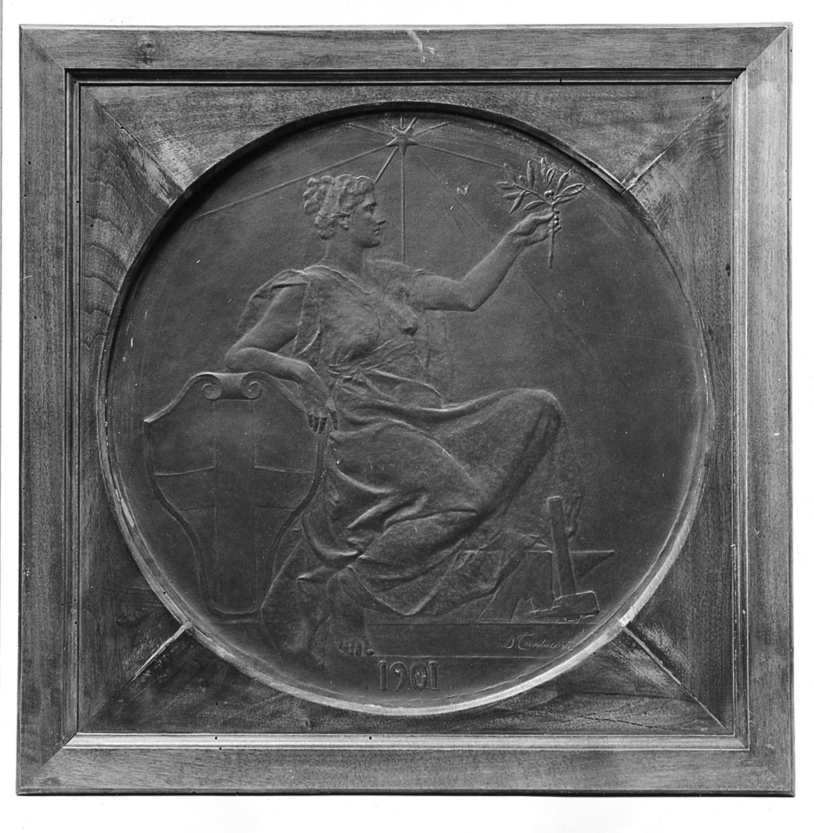 soggetto allegorico (medaglione) di Trentacoste Domenico (sec. XX)