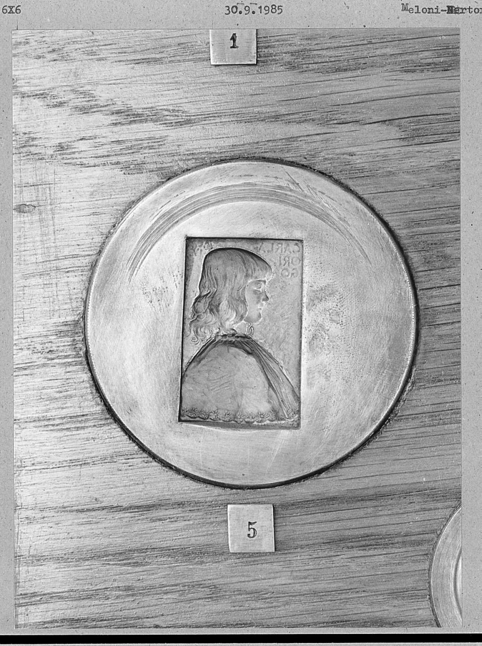 ritratto di Carla Origo (rilievo) di Trentacoste Domenico (sec. XX)