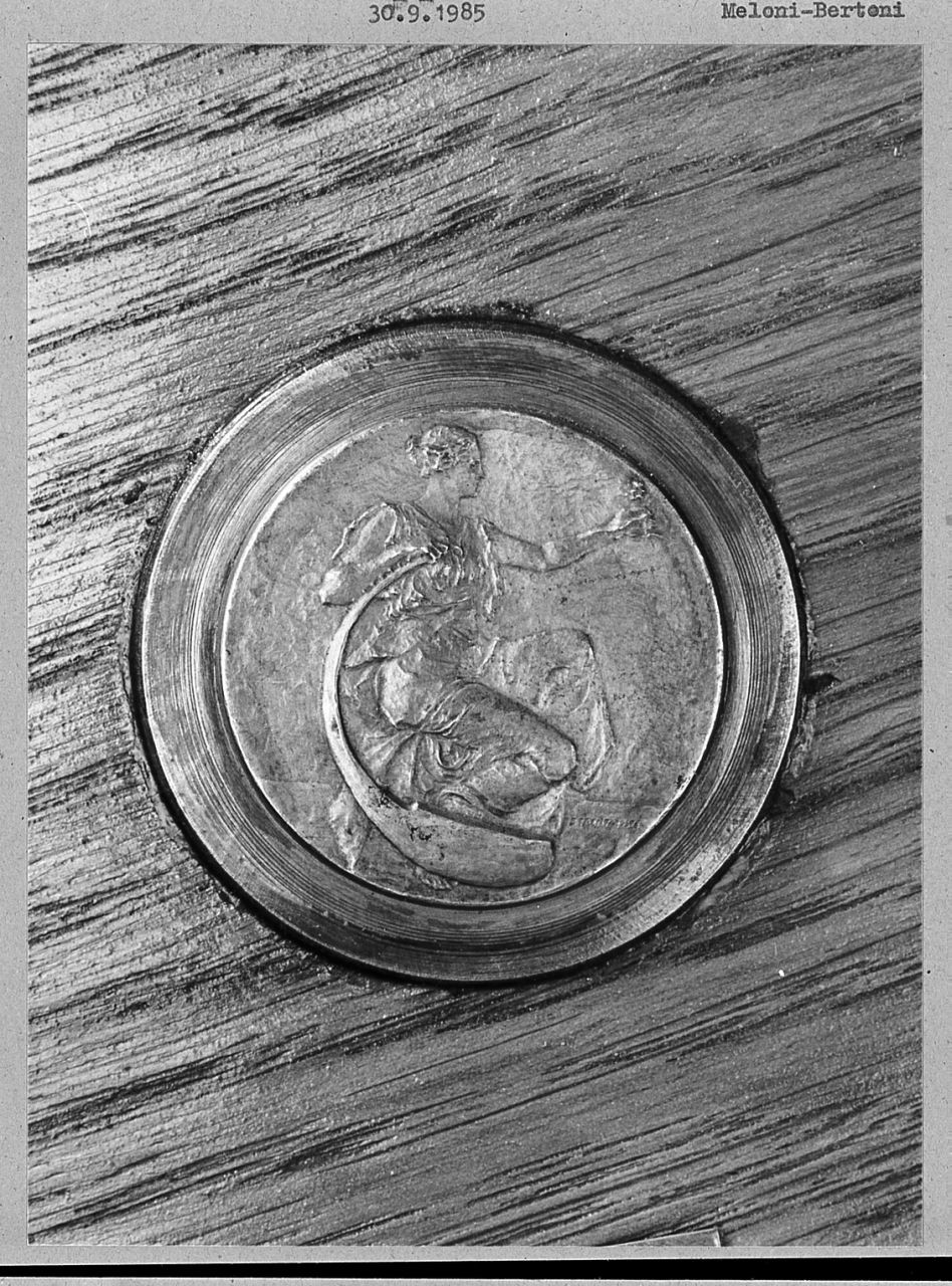 figura allegorica femminile (rilievo) di Trentacoste Domenico (sec. XX)