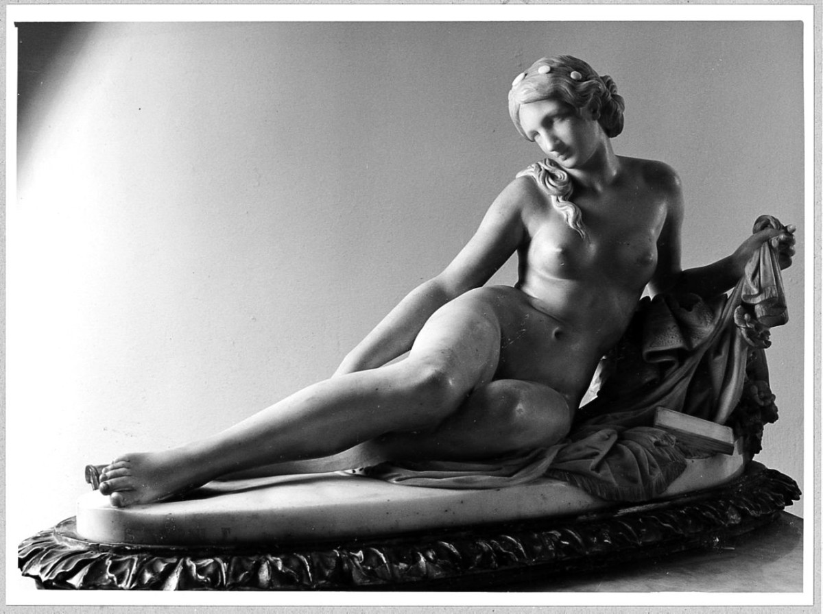 Laura al bagno, figura femminile nuda (statua) di Varni Santo (sec. XIX)
