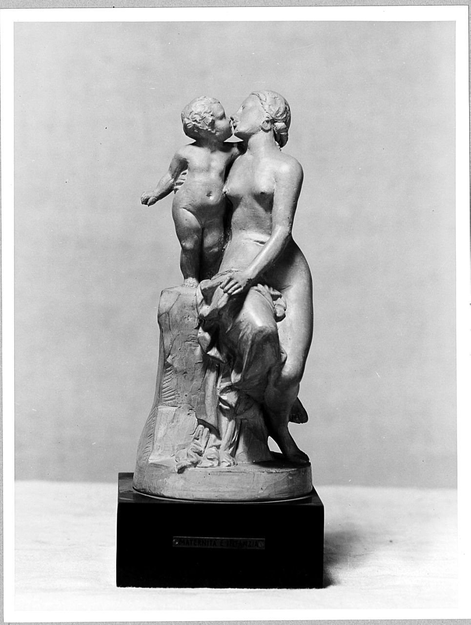 Maternità e infanzia, allegoria della maternità (statuetta) di Bertelli Renato (sec. XX)