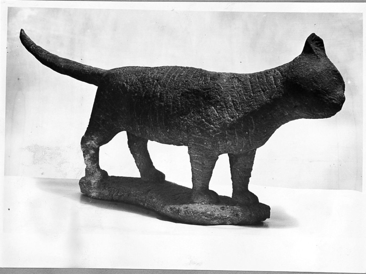 Il gatto stante sulle quattro zampe, animali (scultura) di Martini Quinto (sec. XX)
