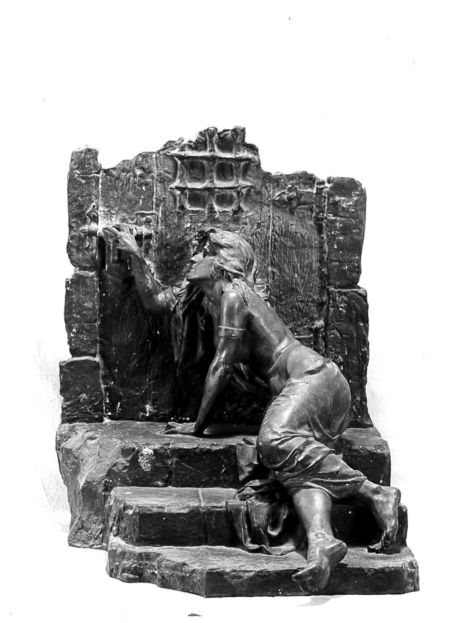 Donna giacente, figura femminile (scultura) di Matte IÃ±iguez Rebecca (sec. XX)