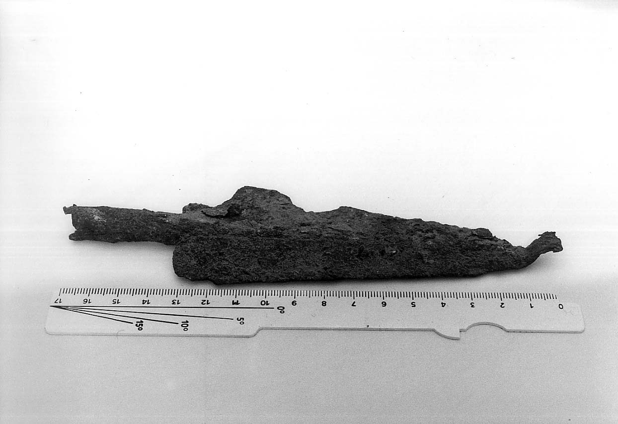 punta di lancia a base triangolare e immanicatura - civiltà picena (età del ferro, secc. VI/ V a.C)