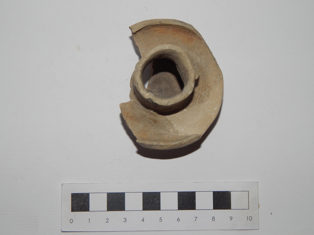 lucerna, con becco a mandorla (XIII d.C)