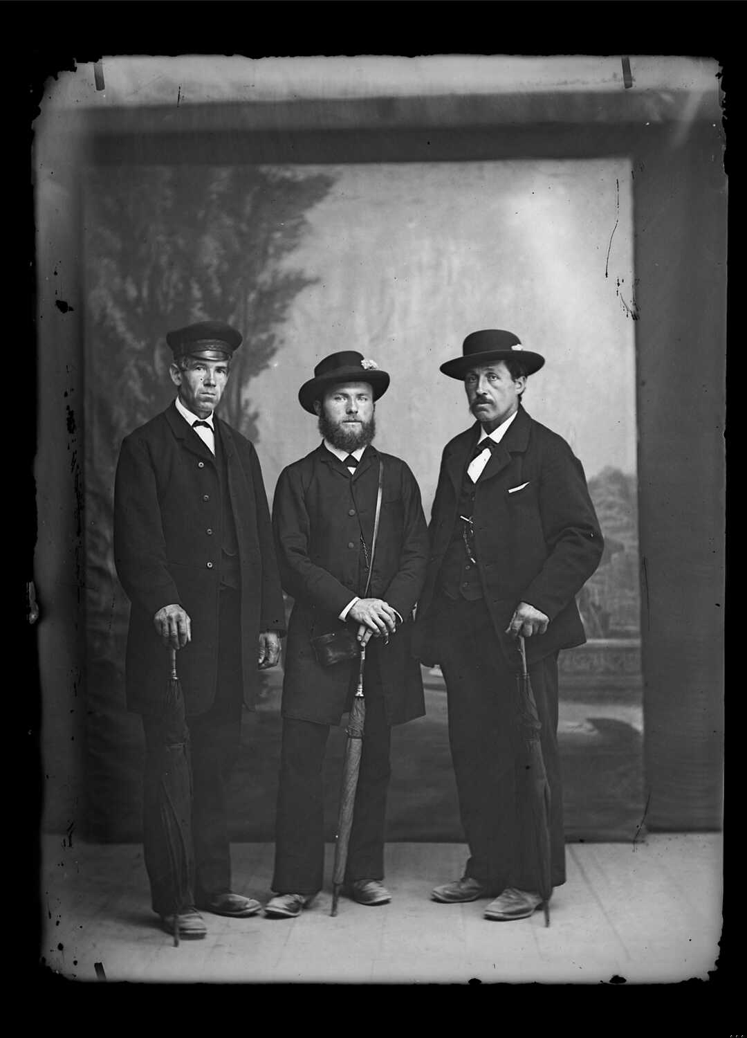 Gruppo di uomini (Negativo) di Bert, Davide (XIX)