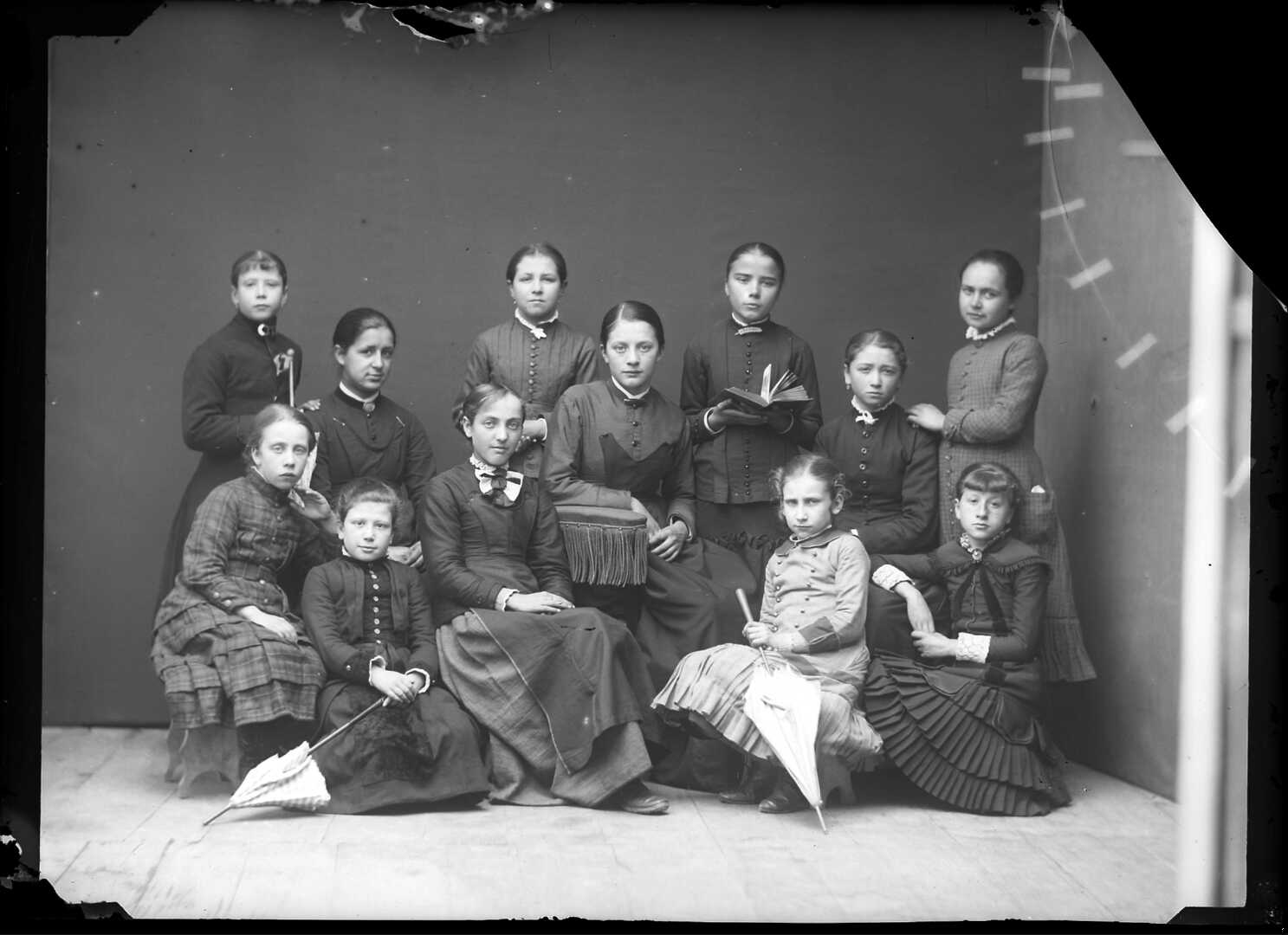 Gruppo di bambine (Negativo) di Bert, Davide (Ultimo quarto XIX)