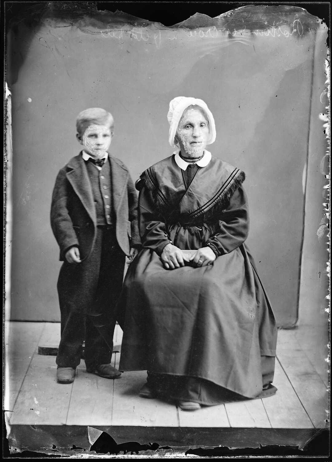 Ritratto di donna con bambino (Negativo) di Bert, Davide (Ultimo quarto XIX)