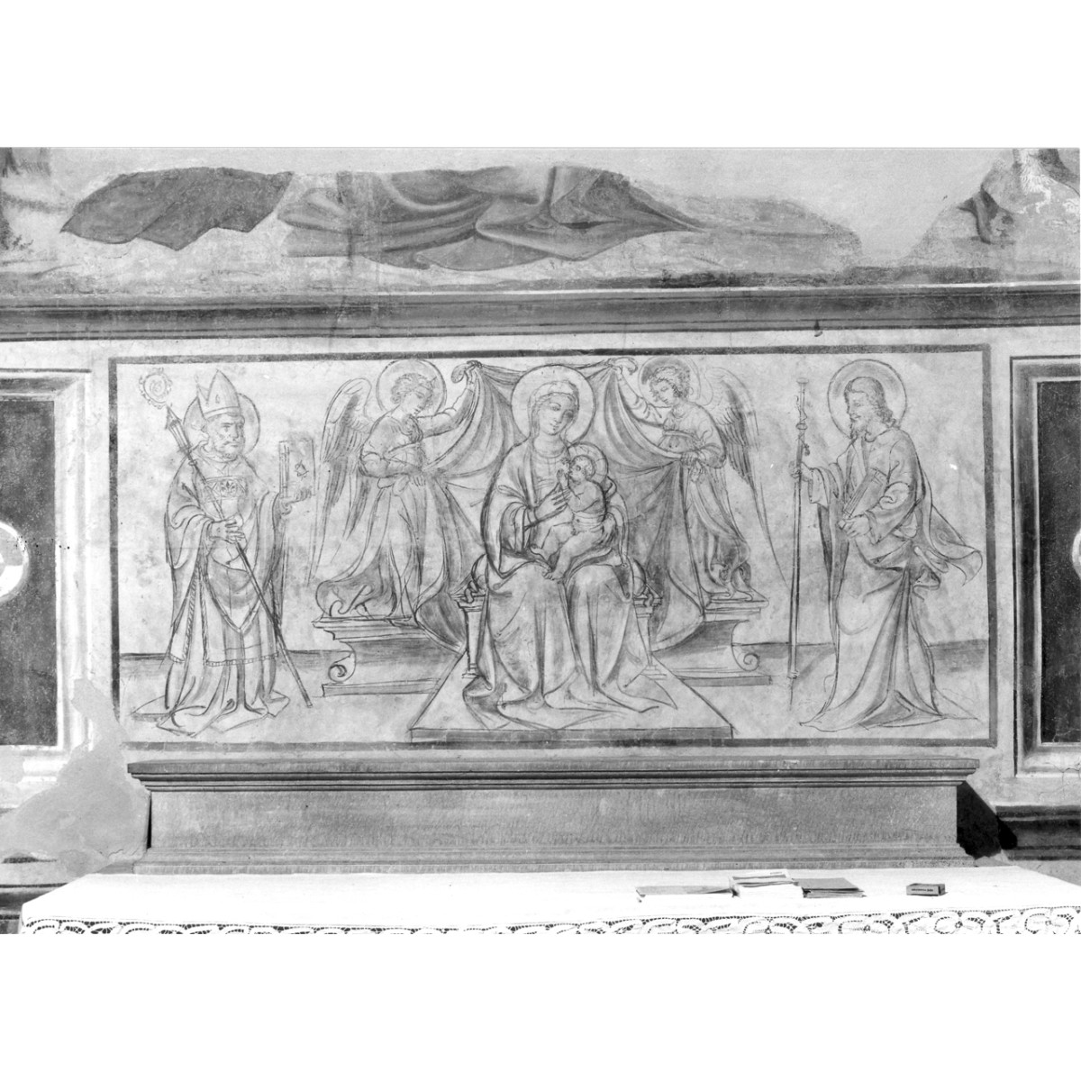 Madonna in trono con Bambino e i santi Iacopo e Zanobi (dipinto murale) di Maestro di Signa (attribuito) (metà sec. XV)