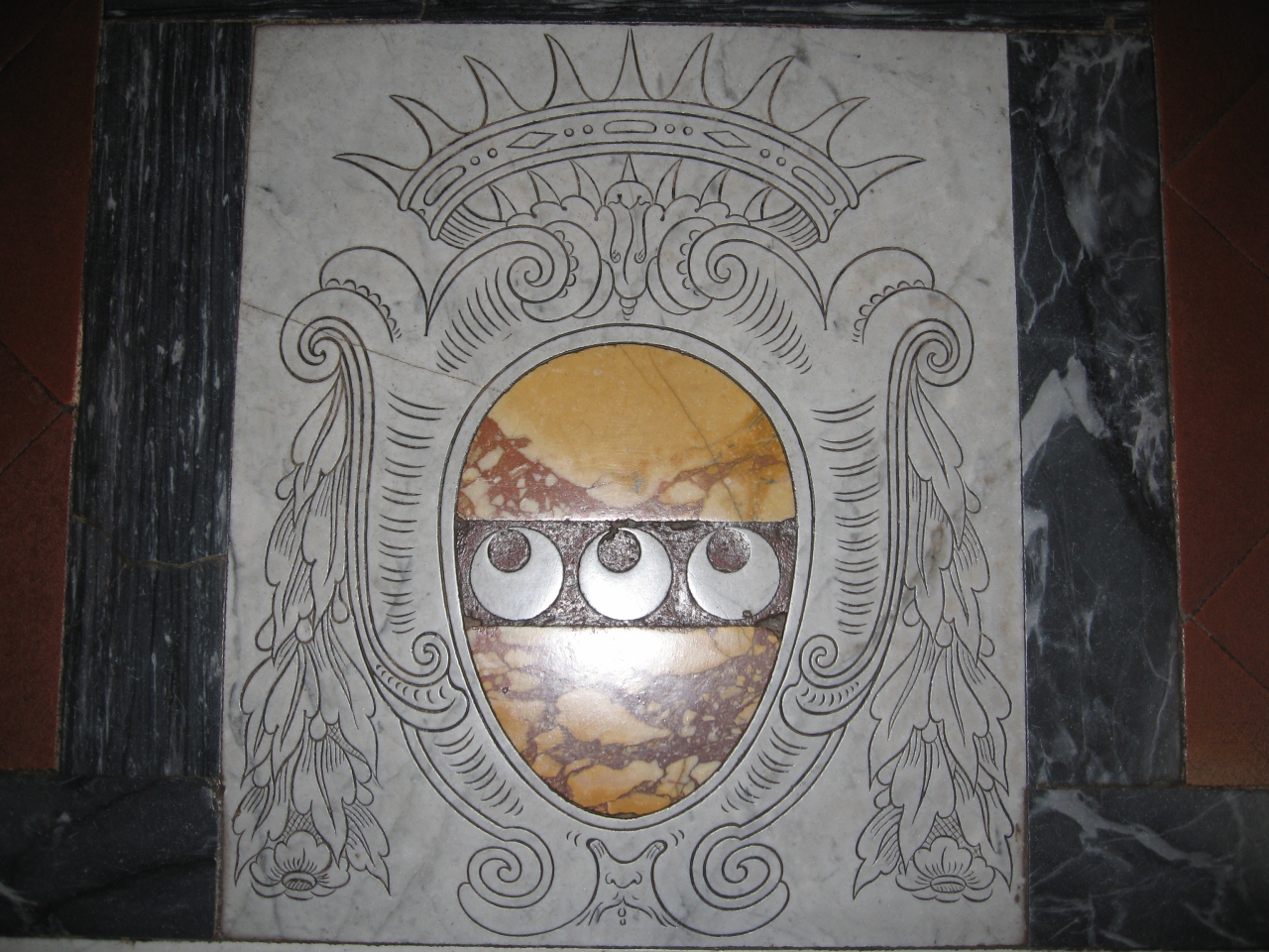 stemma gentilizio della famiglia Strozzi (lapide tombale) - bottega fiorentina (sec. XVI, sec. XVIII)
