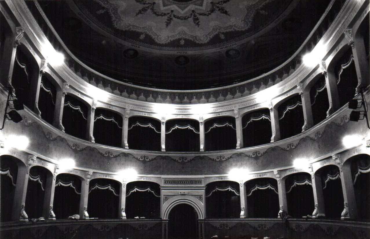 Teatro Petrella (teatro, comunale) - Longiano (FC)  <br>Condizioni d'uso: <a class='link-esterno' href='https://docs.italia.it/italia/icdp/icdp-pnd-circolazione-riuso-docs/it/v1.0-giugno-2022/testo-etichetta-BCS.html' target='_bcs'>Beni Culturali Standard (BCS)</a>