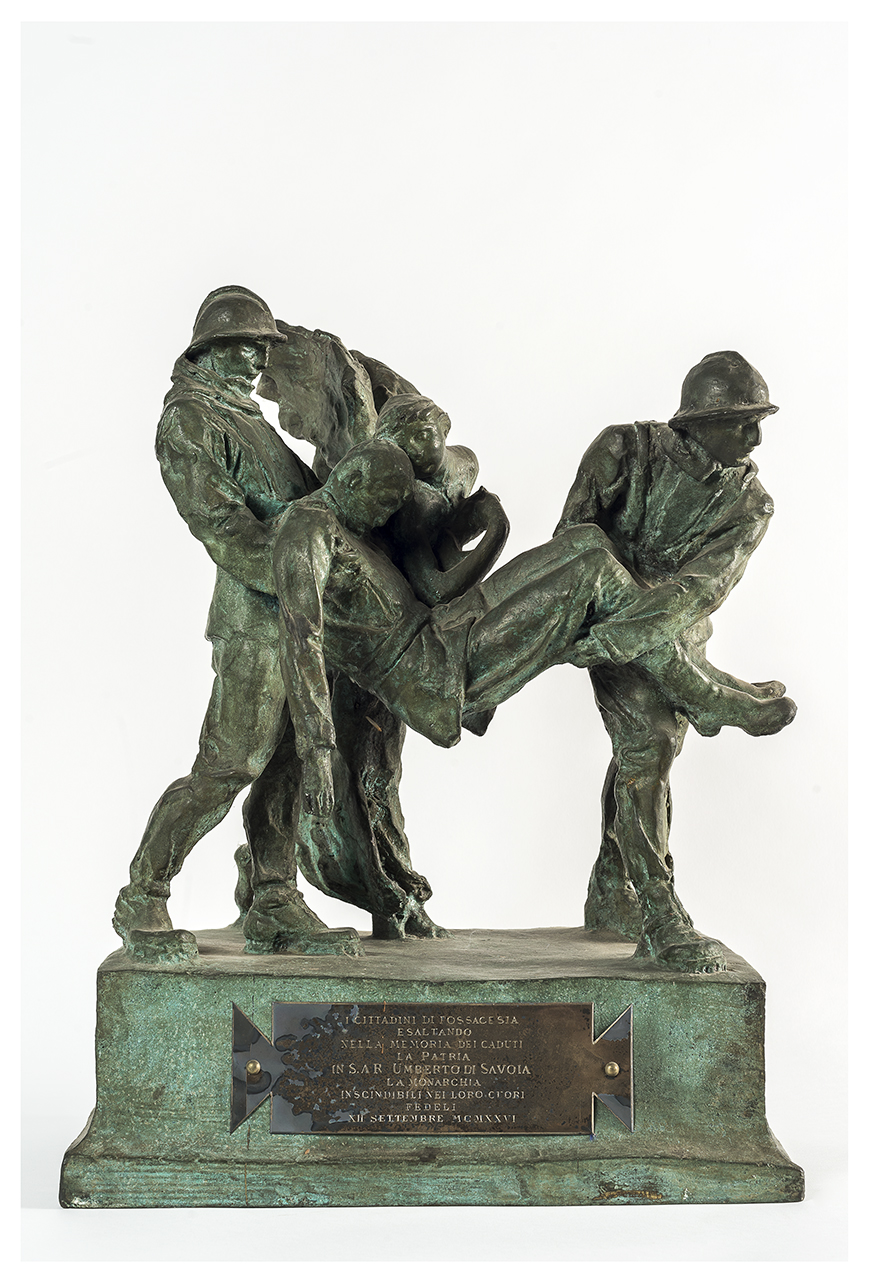 soldati trasportano un caduto assistiti dalla Gloria (scultura, opera isolata) di Cataldi, Amleto (secondo quarto XX)