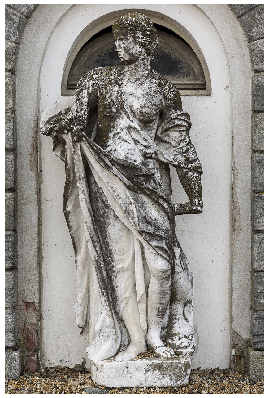 figura femminile con delfino (scultura, opera isolata) - ambito piemontese (metà/ metà XVIII/ XIX)