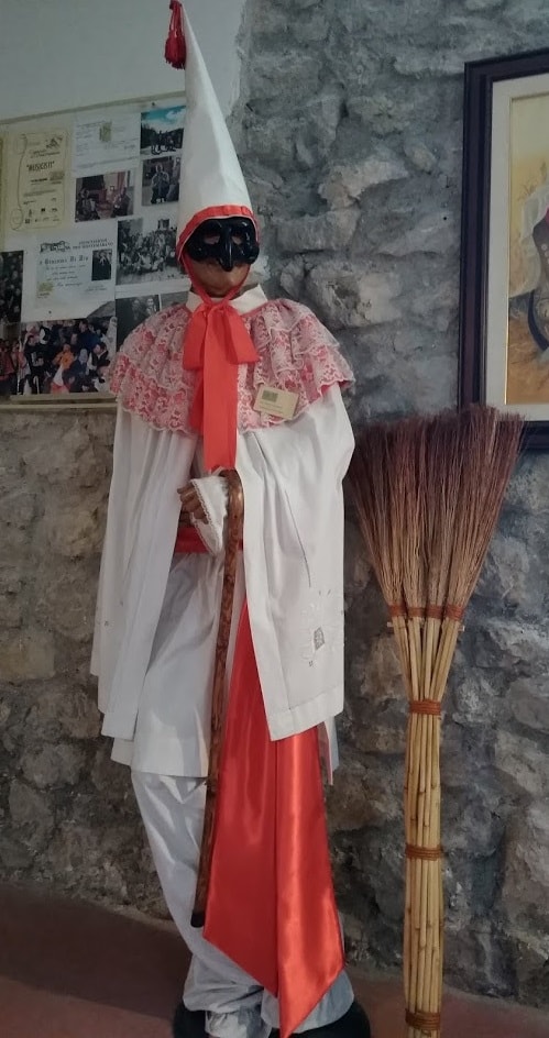 "caporaballo" (costume di carnevale, Pulcinella di Montemarano, STRUMENTI E ACCESSORI/ AGRO-SILVO-PASTORALI)