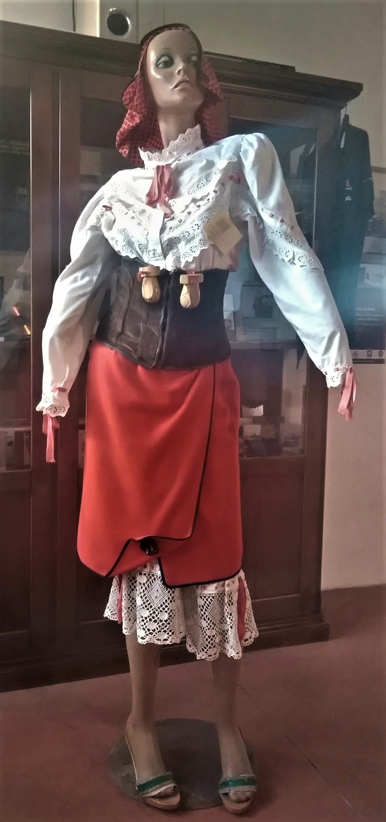 "a pacchiana" (costume di carnevale, la pacchiana, STRUMENTI E ACCESSORI/ AGRO-SILVO-PASTORALI)