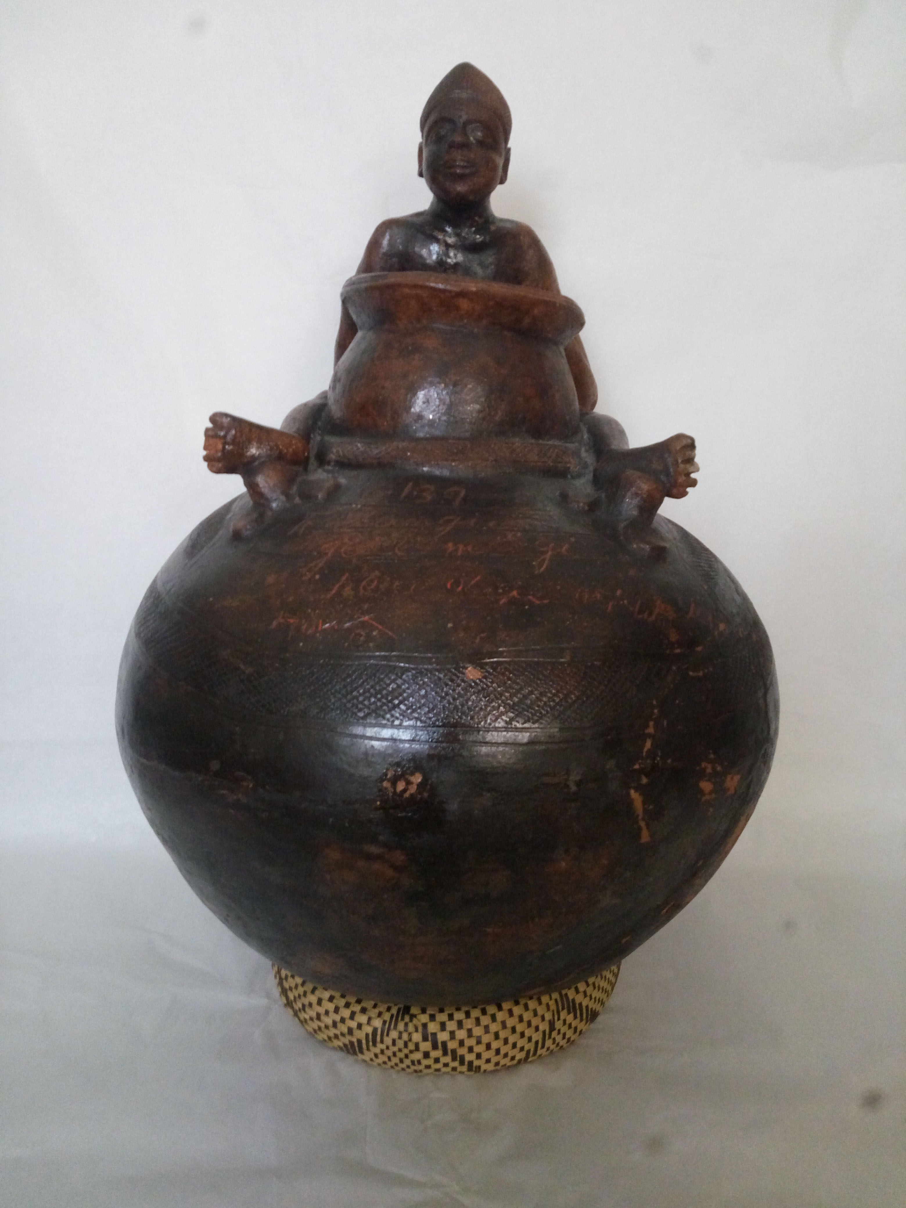 Anfora, Anfora con figura umana seduta, ARREDI E SUPPELLETTILI/ CONTENITORI, RECIPIENTI E OGGETTI DI USO DOMESTICO