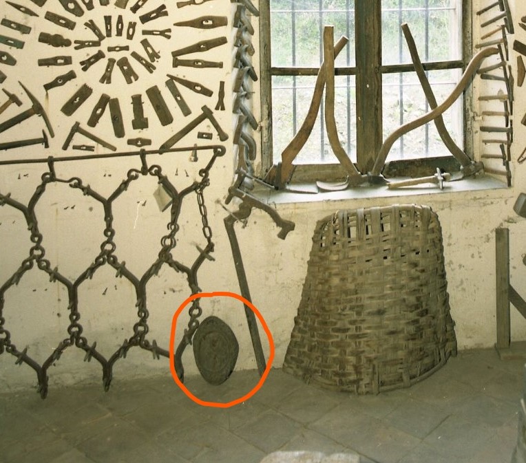 formella con Madonna in preghiera, RITUALITÀ/ OGGETTI DEVOZIONALI