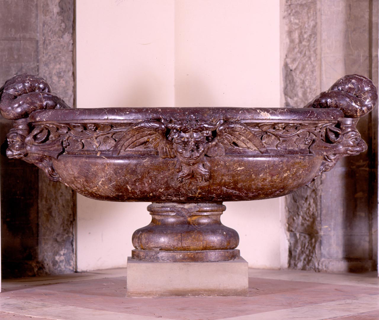 vasca di fontana di Lorenzi Antonio (sec. XVI)