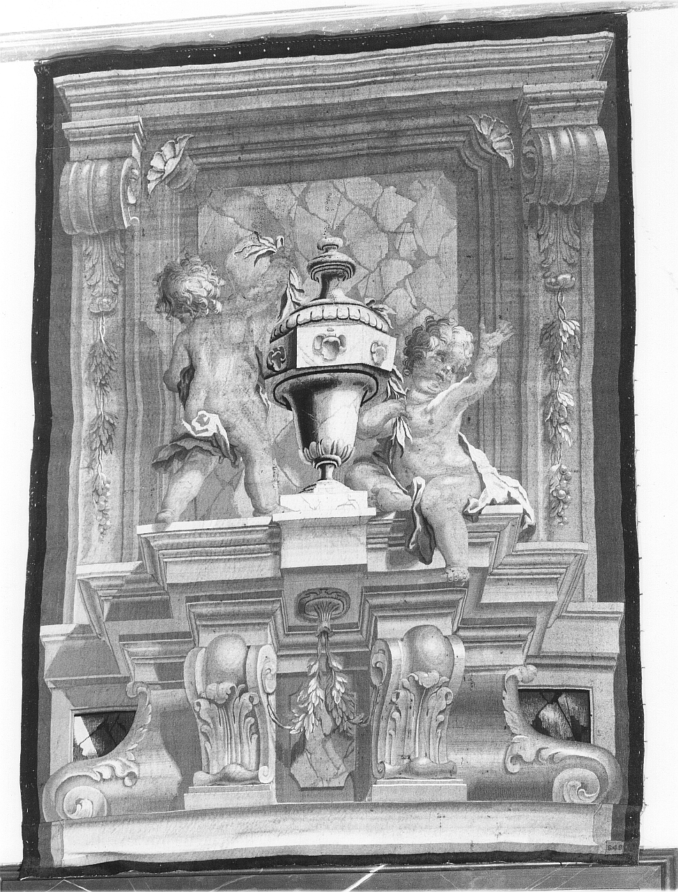 architettura illusionistica con putti (arazzo) di Termini Giambattista, Sagrestani Giovanni Camillo (sec. XVIII)