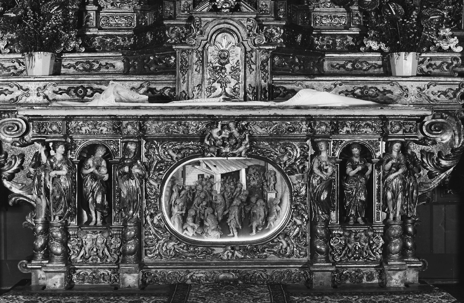 Adorazione dei Magi, personificazioni delle virtù, SS. Girolamo e Agostino, angeli e cherubini (paliotto, elemento d'insieme) di Picini, Giovanni Giuseppe (sec. XVII)