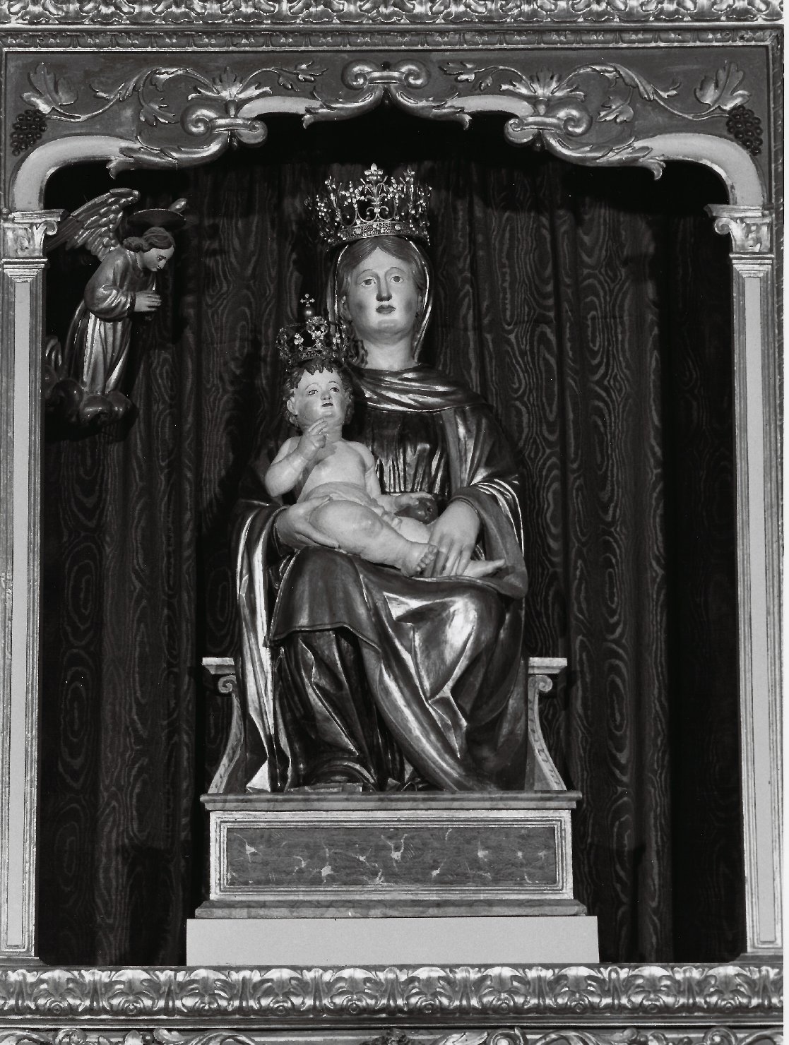 Madonna con Bambino e angelo (scultura, elemento d'insieme) - manifattura della Valcamonica (sec. XVI)