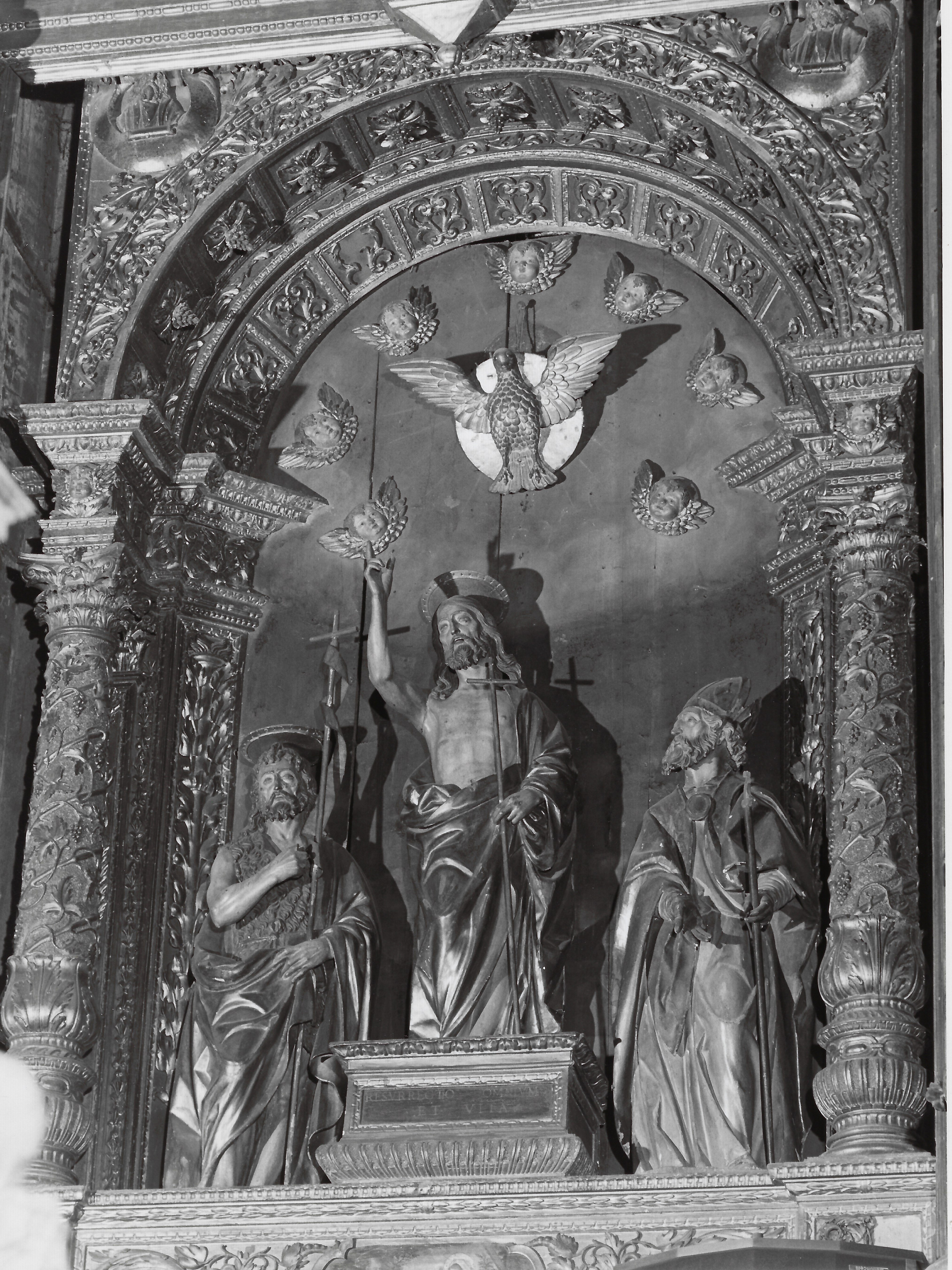 Cristo Risorto tra i SS. Giovanni Battista e Martino, colomba dello Spirito Santo, cherubini (anconetta, elemento d'insieme) di Lamberti Stefano (attribuito) (sec. XVI)