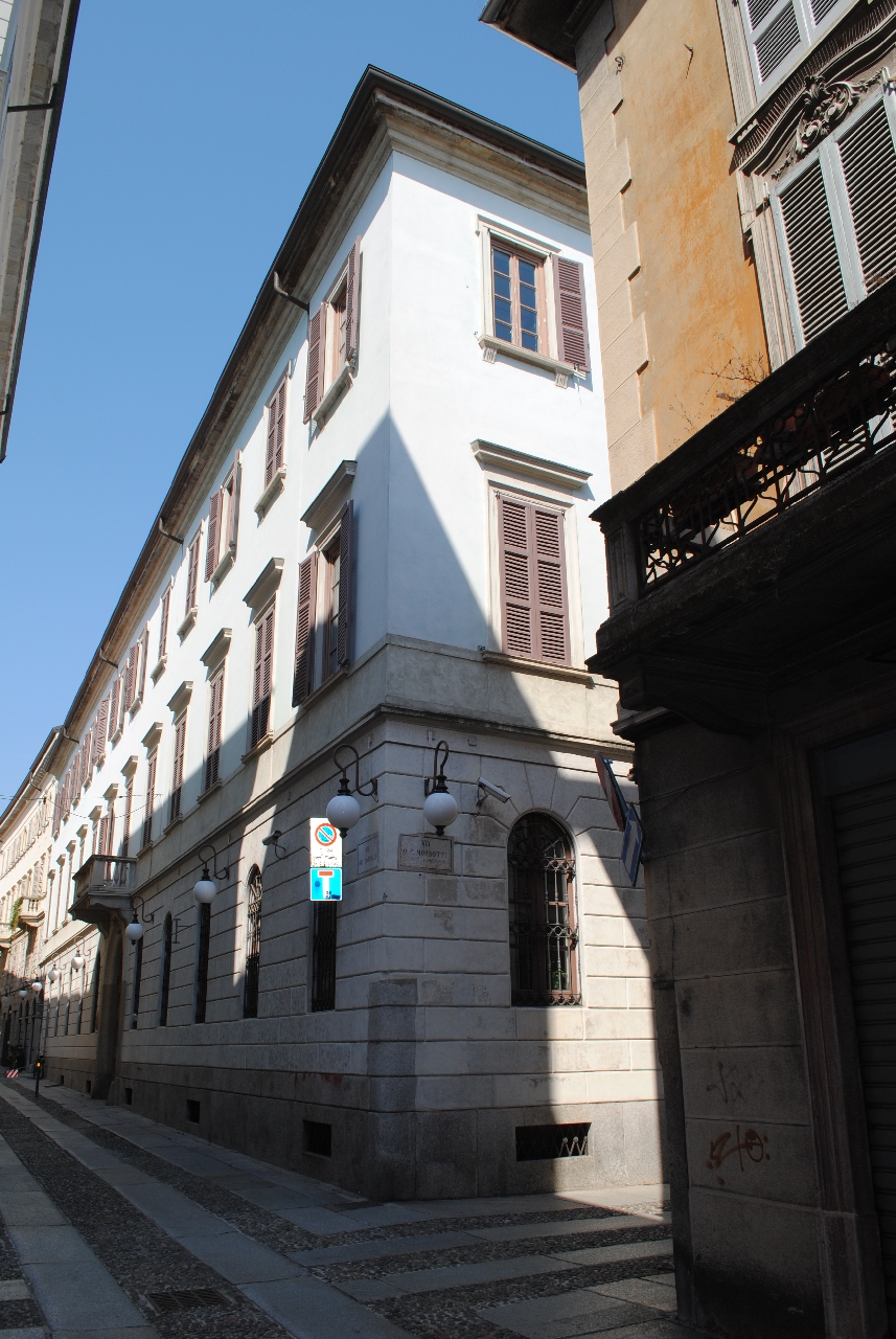 Palazzo Lualdi (palazzo) - Novara (NO)  (XVII; XVIII; XVIII; XIX; XIX; XIX; XIX; XIX; XIX; XIX; XIX; XIX; XIX)