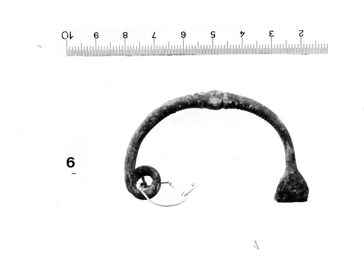 Fibula ad arco con nodulo centrale - FASE TERNI II (inizio Età del ferro I)