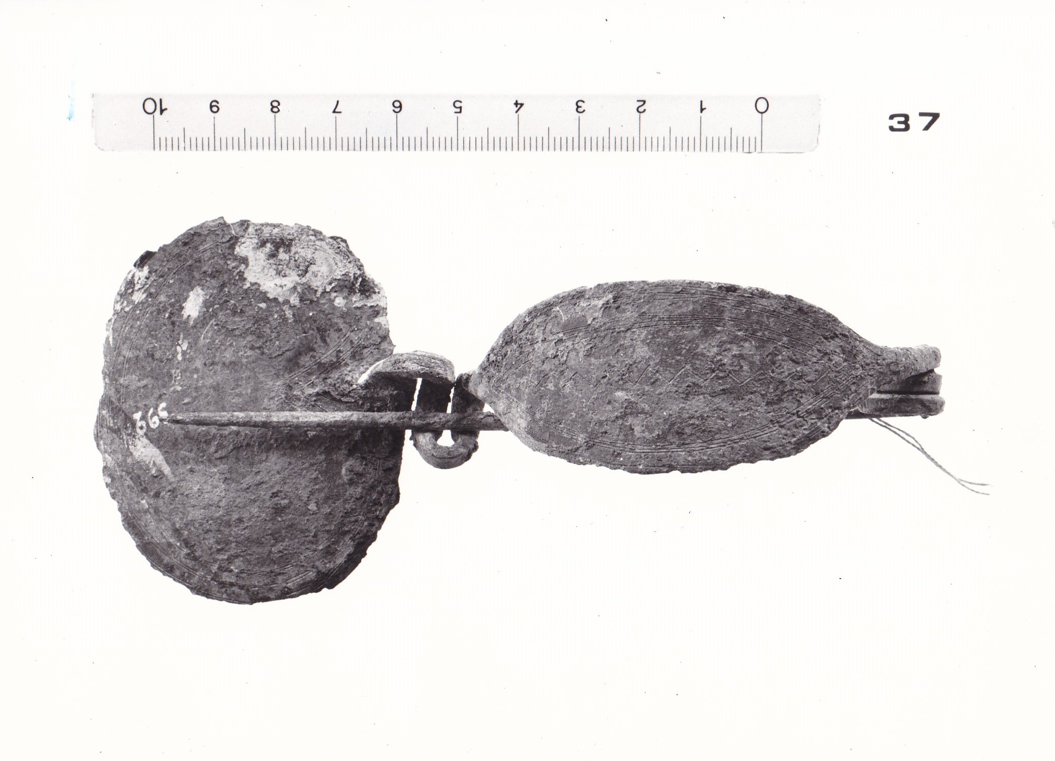 Fibula con arco foliato con staffa a disco - FASE TERNI II (inizio Età del ferro I)