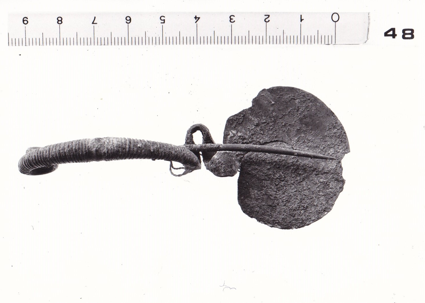 fibula ad arco ingrossato e staffa a disco - FASE TERNI II (inizio Età del ferro I)