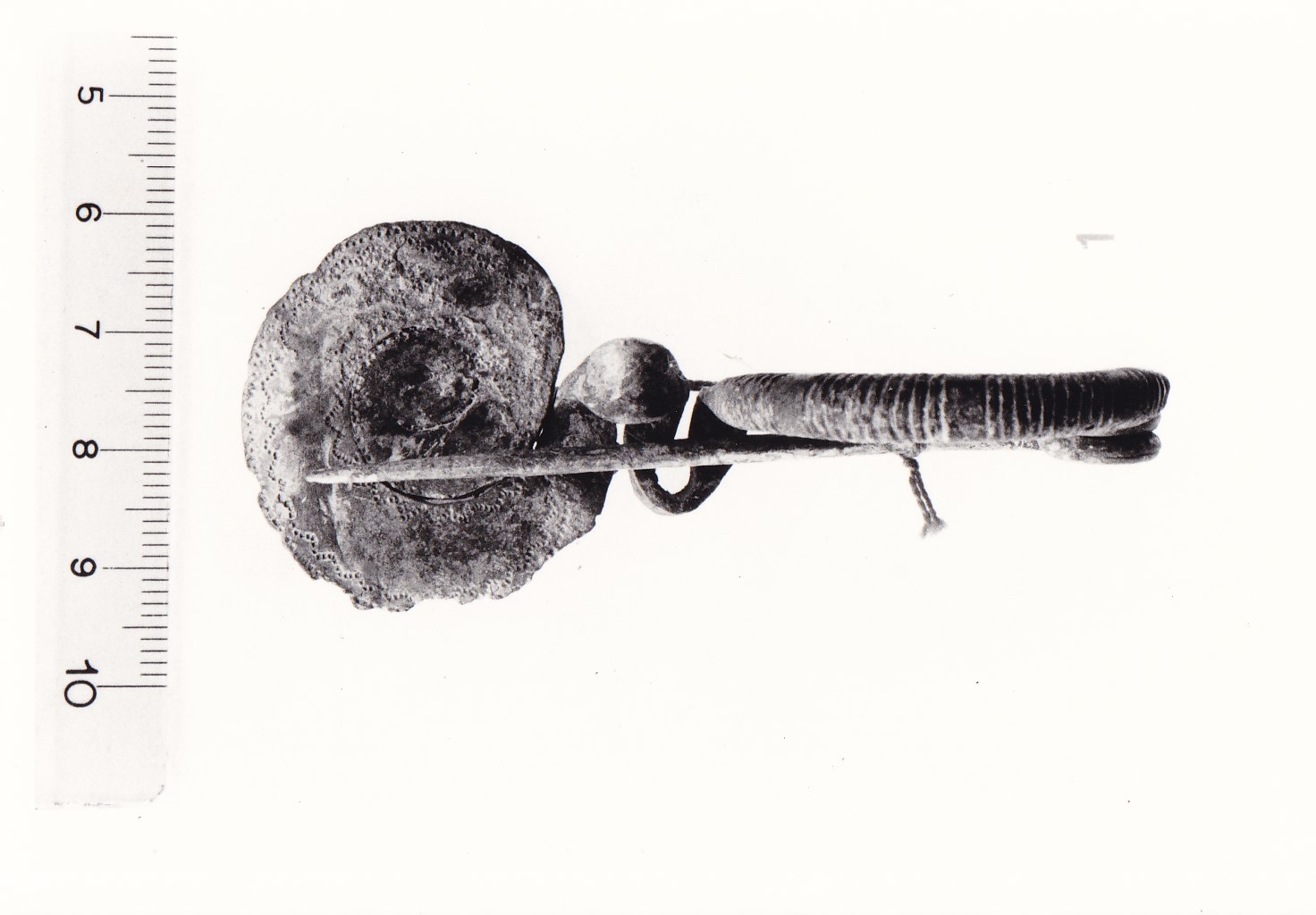 Fibula ad arco leggermente ingrossato con staffa a disco - FASE TERNI II (inizio Età del ferro I)