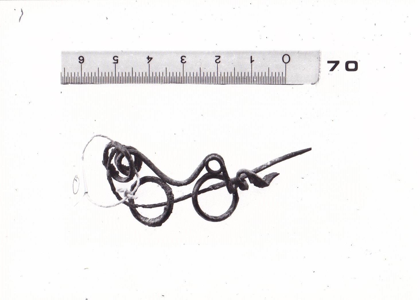 Fibula ad arco serpeggiante con anellino infilato nell'ago - FASE TERNI I (fine Età del Bronzo finale)