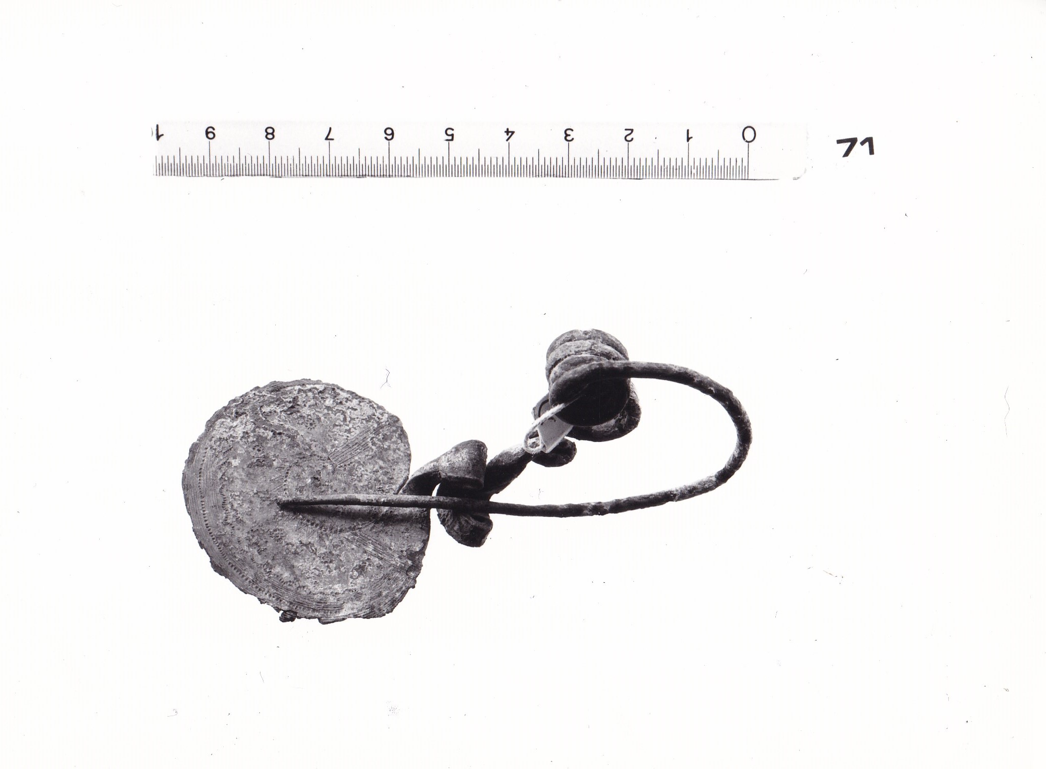 fibula ad arco serpeggiante e staffa a disco - FASE TERNI II (inizio Età del ferro I)