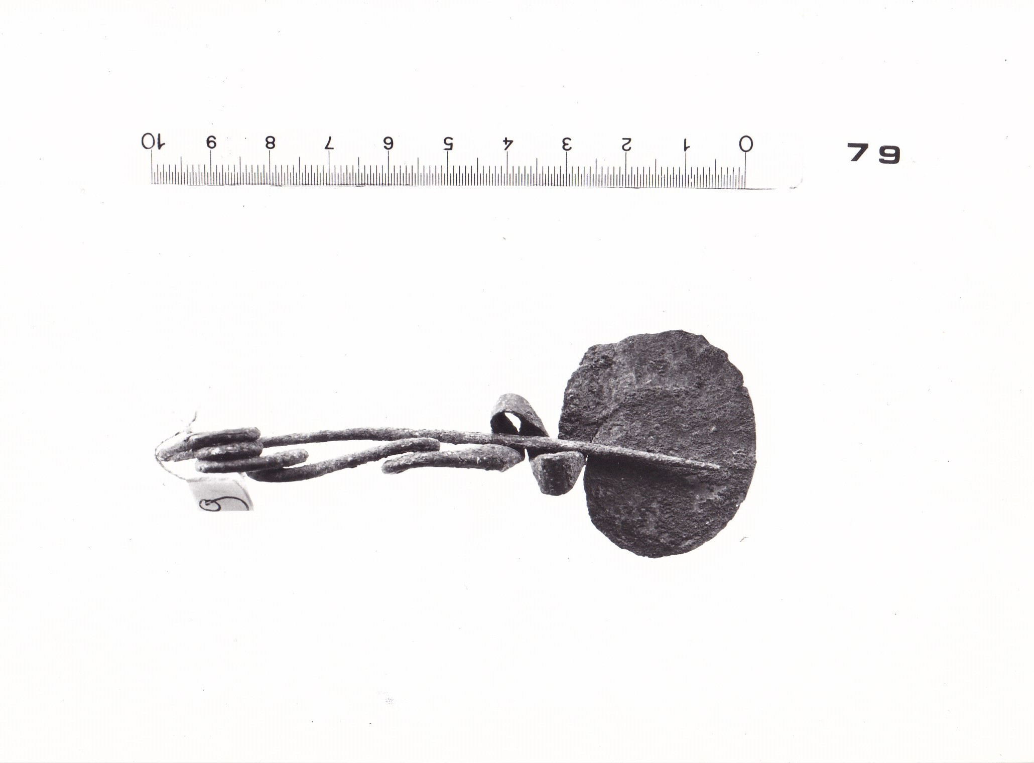 fibula ad arco serpeggiante e staffa a disco - FASE TERNI II (inizio Età del ferro I)